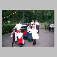 080-2369 19. Treffen vom 3.-5. September 2004 in Loehne - Eine Kindertanzgruppe erfreut die Pregelswalder mit Volkstaenzen.JPG